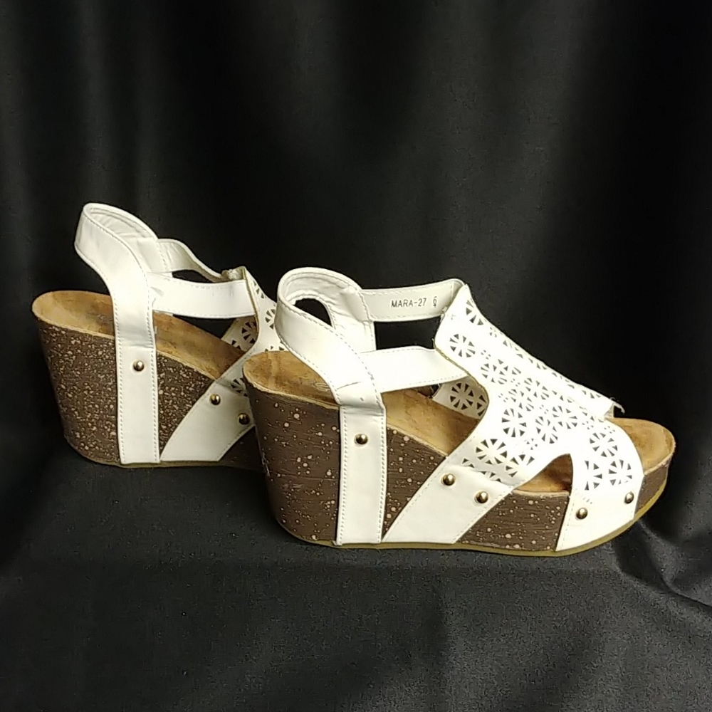 REFRESH WHITE WEDGE SANDALS   size 11